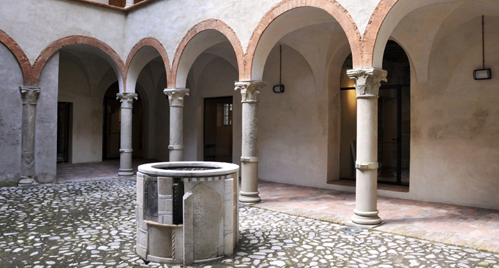 Palazzo Cavezzi, cortile interno